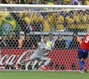 Brasil sobrevive en los penaltis