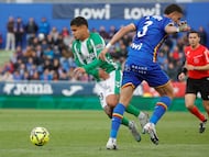 GETAFE (MADRID), 08/03/2026.- El delantero del Real Betis Cucho Hernández (i) controla la pelota ante el defensa del Getafe Abdel Abqar durante el partido de LaLiga entre el Getafe y el Betis, este domingo en el Coliseo. EFE/Zipi
