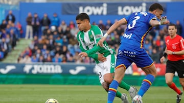 GETAFE (MADRID), 08/03/2026.- El delantero del Real Betis Cucho Hernández (i) controla la pelota ante el defensa del Getafe Abdel Abqar durante el partido de LaLiga entre el Getafe y el Betis, este domingo en el Coliseo. EFE/Zipi