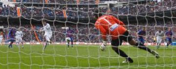 Ricardo Kaka anot&oacute; de penalti el 2-1 para el Real Madrid.