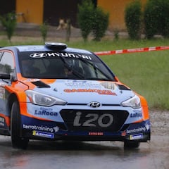 Dani Sordo se da un baño de multitudes en su tierra