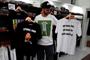 La imaginaci¨®n de los hinchas argentinos no tiene l¨ªmite. Un hombre vestido con una camiseta de Messi haciendo el gesto de Topo Gigio tiene en sus manos otras dos prendas en las que aparece el crack rosarino y su ya famosa frase "qu¨¦ miras, bobo; anda para all¨¢", que le espet¨® a Weghorst tras el partido de cuartos contra Pa¨ªses Bajos.