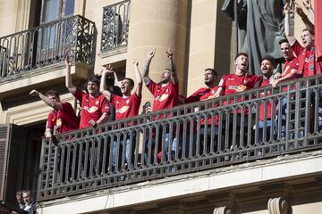 Los jugadores de Osasuna en el balcón del Palacio del Gobierno de Navarra.