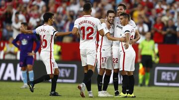 Los jugadores del Sevilla celebraron ayer haber logrado el liderato gracias a los goles de Sarabia y Ben Yedder ante el Celta.