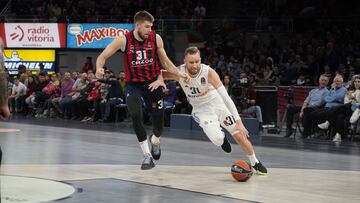 Dzanan Musa, alero del Real Madrid, frente a a Rokas Giedraitis, del Baskonia, en el partido de ida en el Buesa Arena que ganó el equipo vitoriano por 92-86.