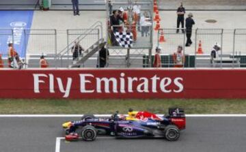 Sebastian Vettel pasa por meta.
