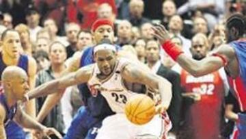 <b>LOS PISTONES DE LOS PISTONS. </b>Cuatro pistons de Detroit asfixian a LeBron James, en Cleveland.
