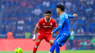 Jesus Gallardo (L) of Toluca fights for the ball with Jorge Sanchez (R) of Cruz Azul during the 17th round match between Toluca and Cruz Azul as part of the Liga BBVA MX, Torneo Clausura 2025 at Nemesio Diez Stadium, on April 19, 2025 in Toluca, Estadio de Mexico, Mexico.