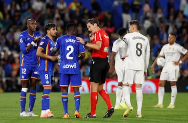 No llevaba más de un minuto en el campo y Nyom es expulsado por un golpe a Vinicius.