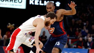 GRAF3385. VITORIA, 07/12/2018.- El base espa&ntilde;ol del CSKA de Mosc&uacute; Sergio Rodr&iacute;guez (i) intenta superar al uruguayo Jason Granger, del Kirolbet Baskonia, durante el partido correspondiente a la jornada 11 de la EuroLiga de baloncesto que se disputa hoy en el pabell&oacute;n Fernando Buesa, en Vitoria. EFE/David Aguilar