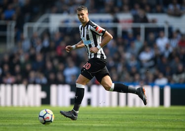 El defensa francés, actualmente en el Rayo Vallecano, llegó en verano de 2017 Newcastle United. Su anterior temporada en el Eibar llamó la atención del conjunto inglés que pagó 10 millones al Manchester City, club poseedor de sus derechos, y firmó hasta 2022. Tras tres temporadas en el conjunto inglés, en el que su rendimiento fue de más a menos, en verano 2020 regresó al fútbol español para jugar cedido en el Deportivo Alavés.