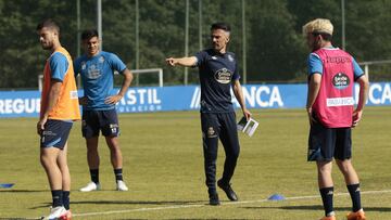 Rub¨¦n de la Barrera, dirigiendo el entrenamiento del Deportivo.