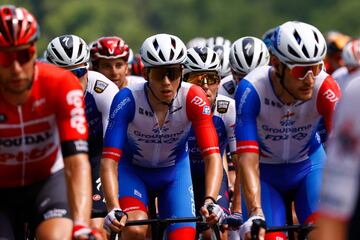 El ciclista británico del equipo Quick-Step Alpha Vinyl, Mark Cavendish, con el grupo durante la 13.ª etapa de la carrera ciclista Giro d'Italia 2022, a 150 kilómetros de San Remo a Cuneo