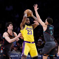 LeBron James y los Lakers evitan el desastre, no el ridículo