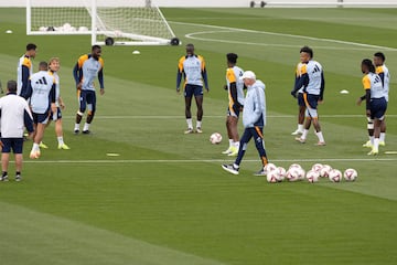 Carlo Ancelotti observa el grupo durante el entrenamiento.
 