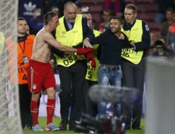 Un espontáneo salta hacia Ribery para pedirle su camiseta y la consigue.