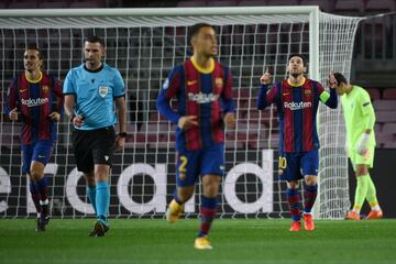 1-0. Leo Messi celebró el primer gol.