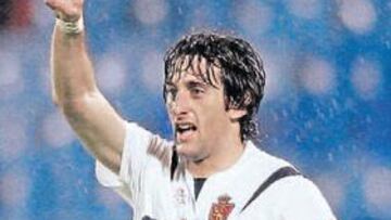 <b>EL NÚMERO 1. </b>Diego, enmarcado por una cortina de lluvia, celebra su vigésimo golazo al Athletic.