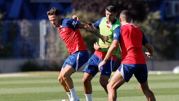 Saúl pugna con Morata durante el entrenamiento.