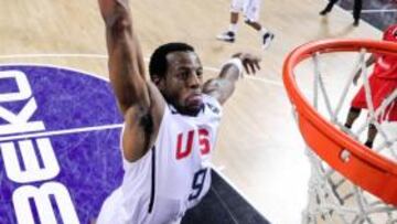 <b>TODOS VUELAN. </b>Iguodala, en un espectacular mate ante Angola.