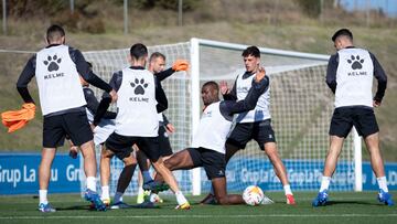 Sylla, en un rondo del Alav&eacute;s en Zubieta