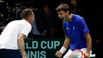 Tennis - Davis Cup - Final 8 - Italy v Austria - Unipol Arena, Bologna, Italy - November 19, 2025 Italy's Flavio Cobolli celebrates winning his match against Austria's Filip Misolic with Italy's captain Filippo Volandri REUTERS/Alessandro Garofalo