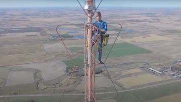Kevin Schmidt cambiando una bombilla en una torre de televisión en Salem (Dakota del Sur, Estados Unidos) en 2015.