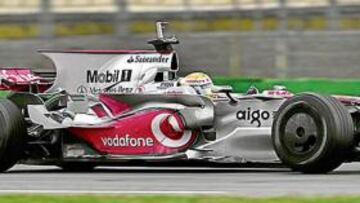 <b>A LA MODA. </b>Hamilton, con la novedosa tapa motor del MP4/23.