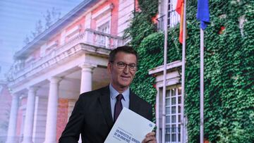 El presidente del Partido Popular y candidato a la Presidencia del Gobierno, Alberto N¨²?ez Feij¨®o, posa el programa electoral para las elecciones del 23J, tras su presentaci¨®n en el Palacio de Linares, a 4 de julio de 2023, en Madrid (Espa?a). Feij¨®o presenta su programa electoral despu¨¦s de que haya disgregado en actos sectoriales algunas de las propuestas de su partido para las familias, la econom¨ªa, la sanidad o la cultura. Por el momento, Feij¨®o ha explicado cu¨¢les ser¨¢n sus propuestas para los primeros cien d¨ªas de su Gobierno, que aspira a constituir en solitario, con 14 carteras, una vicepresidenta mujer y un ministro de Econom¨ªa cuya identidad no ha revelado.
04 JULIO 2023;PP;PARTIDO POPULAR;FEIJ?O;23J;CAMPA?A ELECTORAL;ELECCIONES
Fernando S¨¢nchez / Europa Press
04/07/2023