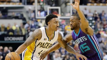 INDIANAPOLIS, IN - MARCH 15: Jeff Teague #44 of the Indiana Pacers dribbles the ball during the game against the Charlotte Hornets at Bankers Life Fieldhouse on March 15, 2017 in Indianapolis, Indiana. NOTE TO USER: User expressly acknowledges and agrees that, by downloading and or using this photograph, User is consenting to the terms and conditions of the Getty Images License Agreement   Andy Lyons/Getty Images/AFP
 == FOR NEWSPAPERS, INTERNET, TELCOS &amp; TELEVISION USE ONLY ==