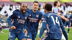 Lacazette celebra un gol con Aubameyang.