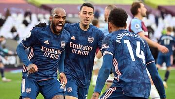 Lacazette celebra un gol con Aubameyang.