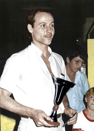 José Antonio Corbalán posa con el Trofeo a Mejor Jugador del Eurobasket de Nantes de 1983.
