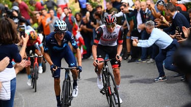 Enric Mas y Tadej Pogacar, con Mikel Landa al fondo, durante el último Giro de Lombardía.