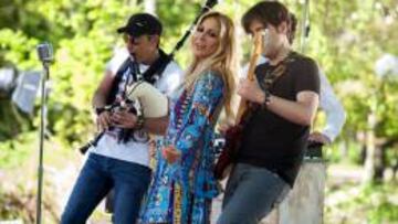 Marta S&aacute;nchez junto al guitarrista y compositor Daniel Minimalia (d) y el gaitero Anxo Lorenzo (i), durante la grabaci&oacute;n del v&iacute;deo-clip oficial de la Vuelta Ciclista a Espa&ntilde;a 2016, hoy en Cenlle (Ourense).