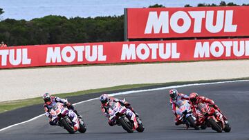 Prima Pramac's French rider Johann Zarco (L) competes against Prima Pramac's Spanish rider Jorge Martin during the MotoGP Australian Grand Prix at Phillip Island on October 21, 2023. (Photo by Paul CROCK / AFP) / -- IMAGE RESTRICTED TO EDITORIAL USE - STRICTLY NO COMMERCIAL USE --