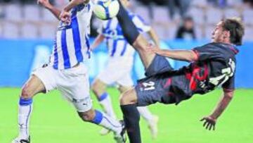 <b>UN PELIGRO. </b>Sesma trajo de cabeza a la zaga almeriense.