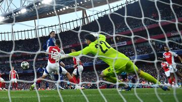 0-1. Avanza Ousmane Dembélé y se apoya en la banda derecha con Khvicha Kvaratskhelia. El georgiano se enfrenta a dos rivales en el área de los gunners, da un pase atrás en donde llega el mosquito, que la pega con la izquierda y de primeras, para mandar el balón ajustado al palo izquierdo de David Raya y anotar el primer tanto para los parisinos.