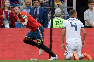 Sergio Ramos celebra el 1-0 de Sergey Ignashevich en propia puerta. 