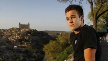 <b>ORGULLOSO DE SUS ORÍGENES. </b>Sergio posa en un mirador y contempla desde lo alto la ciudad de Toledo. "Es una maravilla", dice.