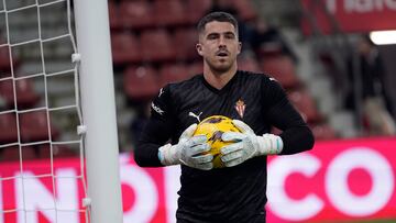 07/12/23 PARTIDO SEGUNDA DIVISION
SPORTING DE GIJON - ELDENSE 
YAÑEZ CON EL BALON EN EL CALENTAMIENTO EL PASADO PARTIDO