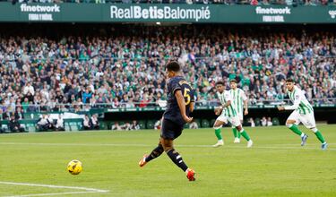 El jugador del Real Madrid, Bellingham, dispara a portería en el 0-1 al Betis. 