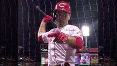 Joey Votto, se dirige a un fan de los Reds de Cincinnati.