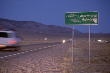 La señal de la carretera en Rachel, Nevada,  anuncia la 
"Autopista Extraterrestre" es un atractivo turístico muy peculiar por su cercanía a la famosa Área 51, un sitio que ha sido objeto de numerosas teorías sobre vida extraterrestre. La señal no solo es un punto de referencia, sino también un símbolo de la cultura relacionada con los extraterrestres y los OVNIs