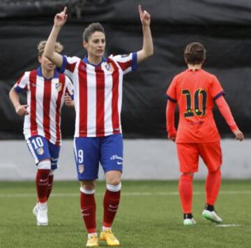 Esther celebra el gol Atlético. 
