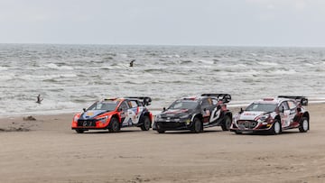 El Hyundai, Toyota y Ford del WRC durante el Rally Latvia.