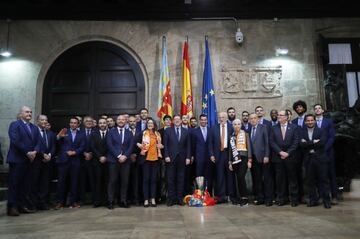 El Valencia Basket en la Generalitat Valenciana.  
La vicepresidenta Mónica Oltrá, el presidente Ximo Piuig con Juan Roig y los jugadores.