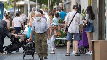 Imagen de las calles de Barcelona, donde toda la población porta una mascarilla para protegerse contra el coronavirus.