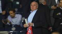 Uli Hoeness, presenciando la derrota del Bayern en el Parque de los Pr&iacute;ncipes.