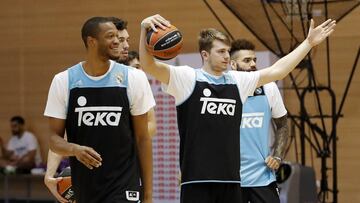 Anthony Randolph y Luka Doncic durante un entrenamiento con el Real Madrid.